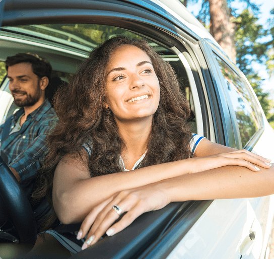 Casal passeando no carro novo