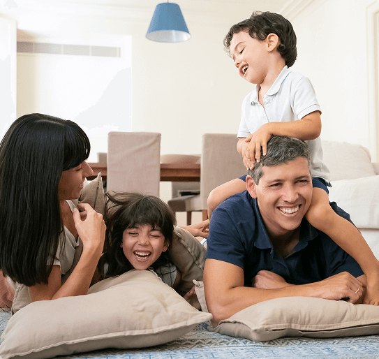 Família brincando na sala de casa