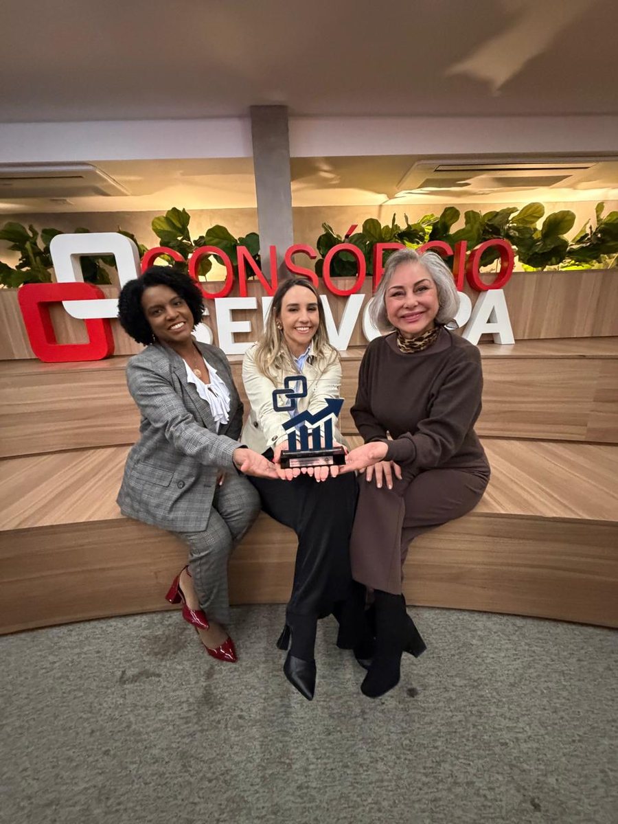 Sandra, Marlene e Margarete com o troféu de reconhecimento na sede do Consórcio Servopa
